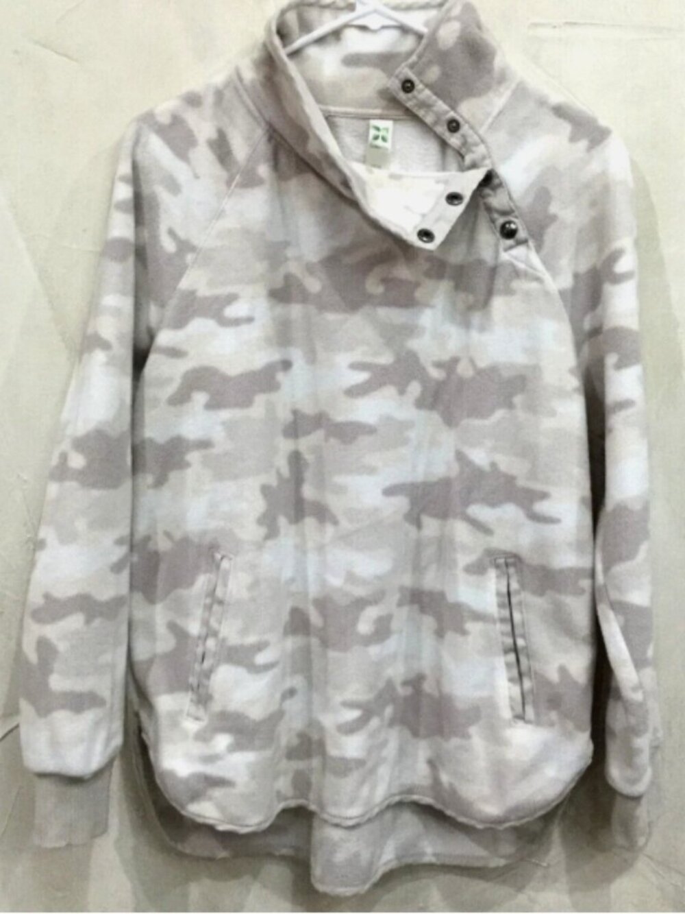 Green Tea Womens Size M Camo Fleece Top Pullover Sweatshirt Pockets Cream Khaki